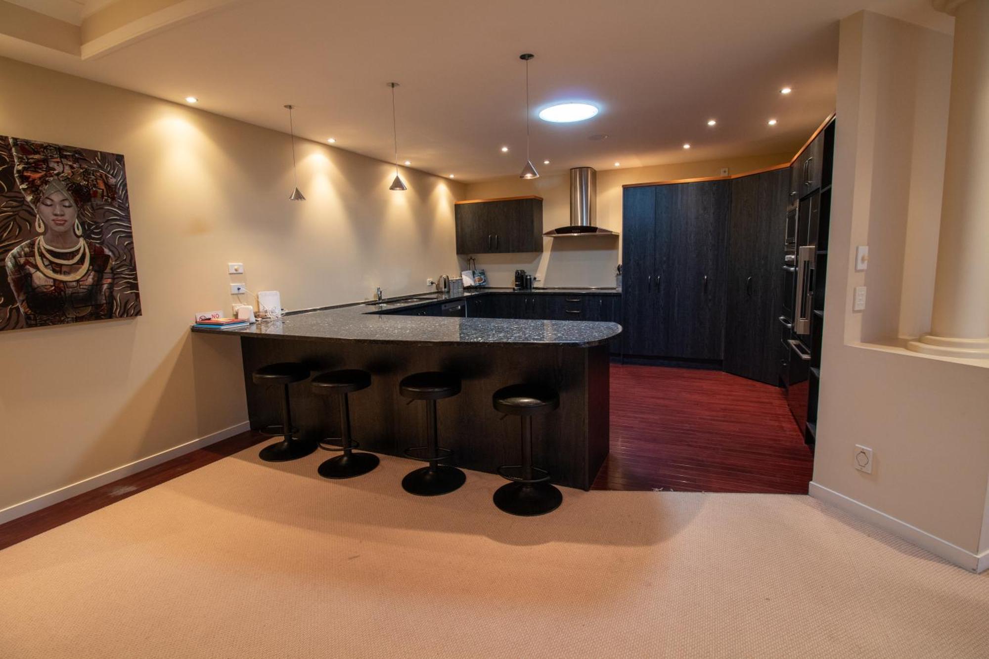 Large Luxury Apartment Located Right In Town タウポ エクステリア 写真