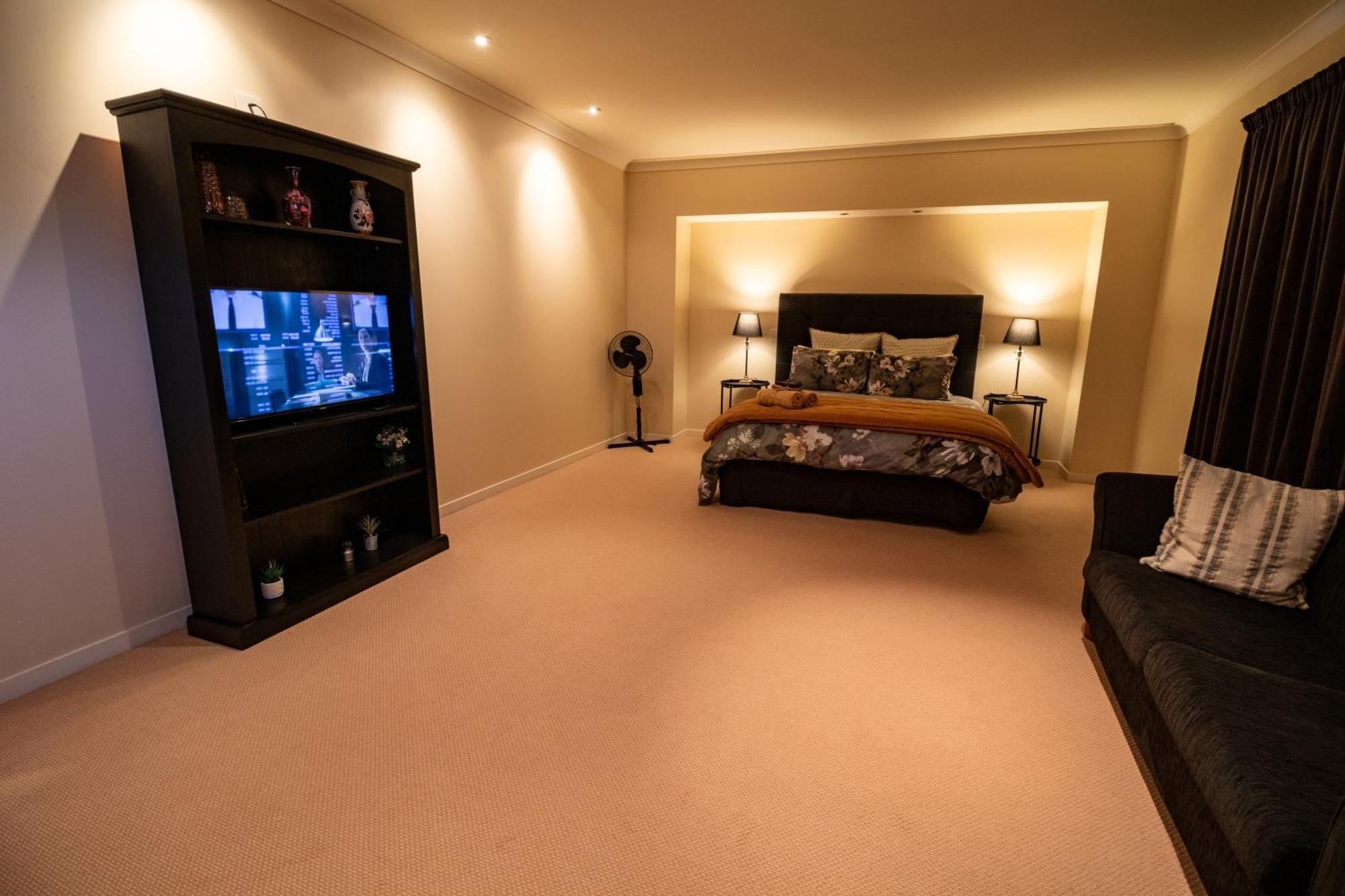Large Luxury Apartment Located Right In Town タウポ エクステリア 写真
