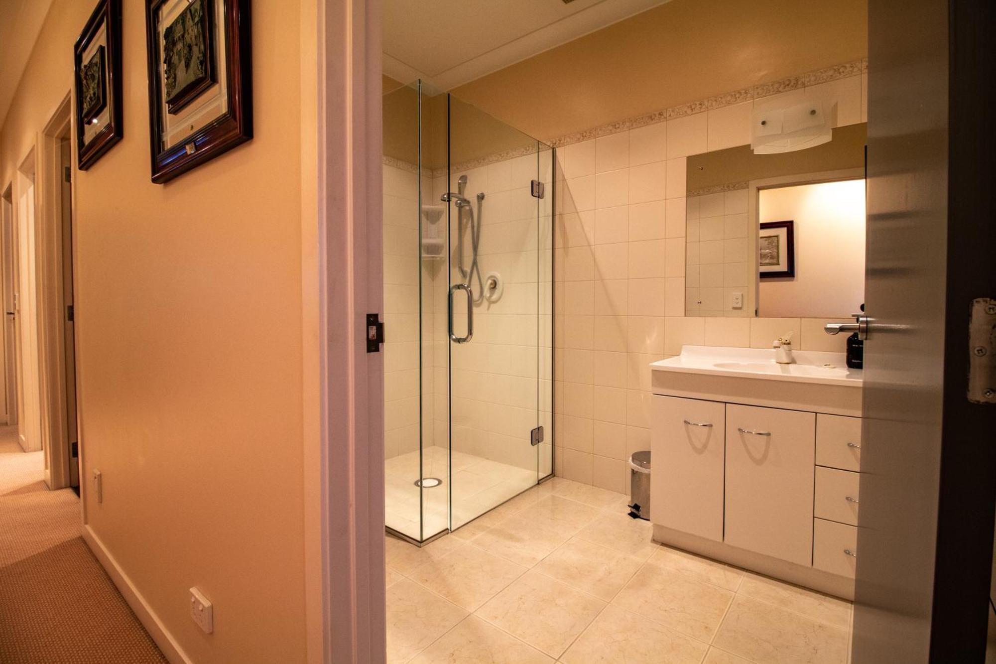 Large Luxury Apartment Located Right In Town タウポ エクステリア 写真