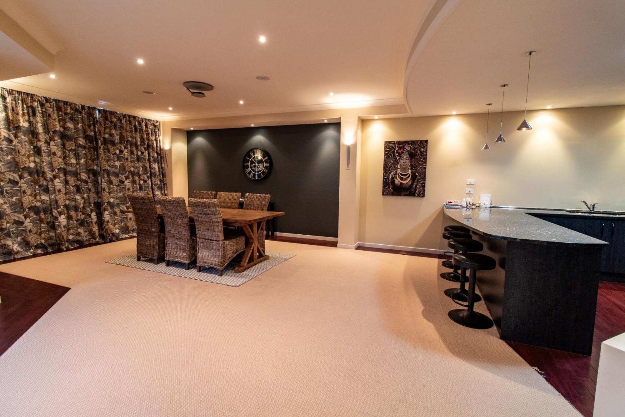 Large Luxury Apartment Located Right In Town タウポ エクステリア 写真