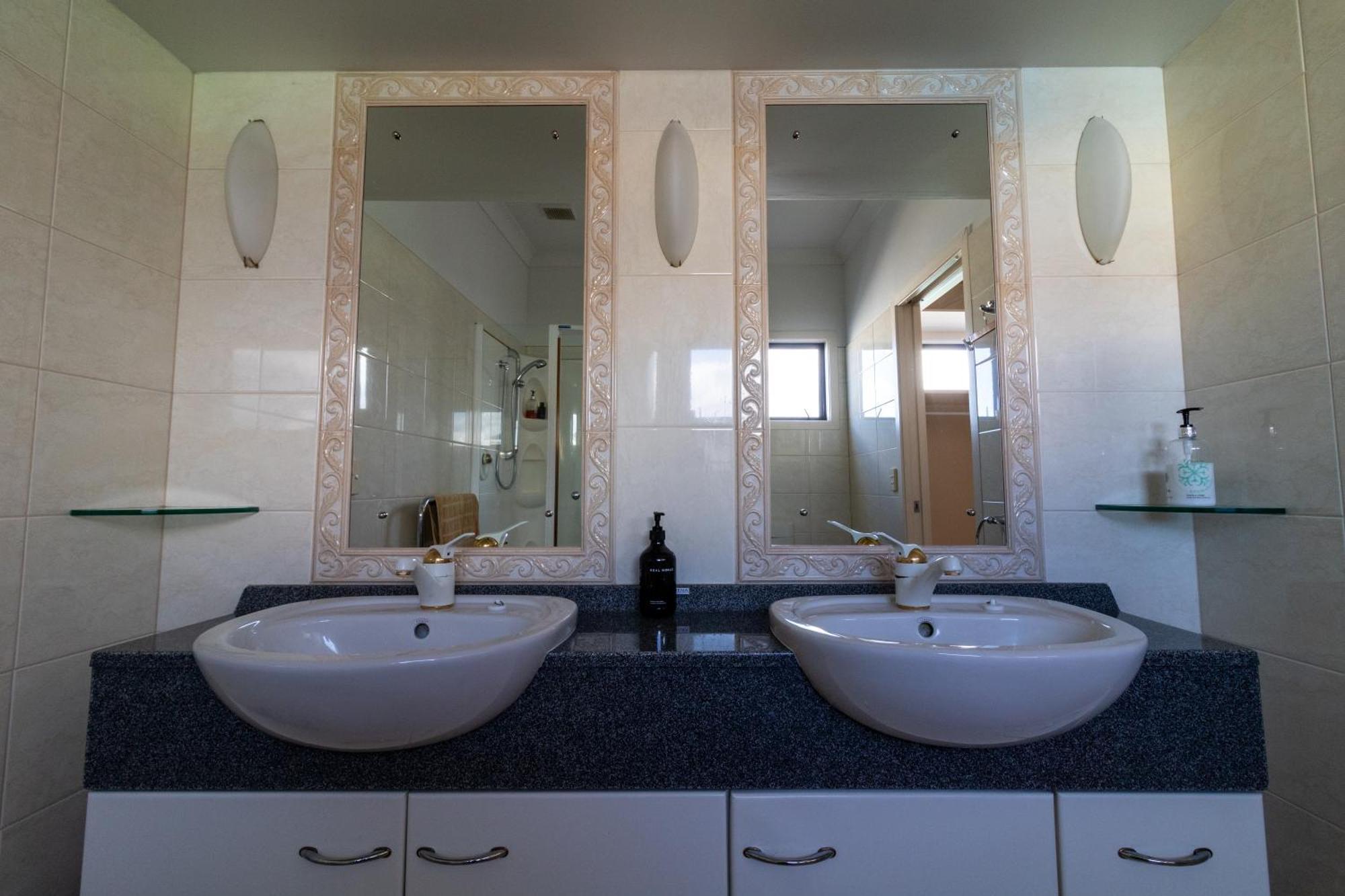 Large Luxury Apartment Located Right In Town タウポ エクステリア 写真
