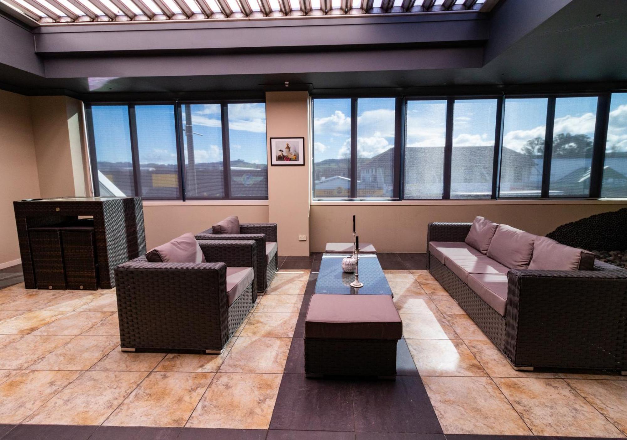 Large Luxury Apartment Located Right In Town タウポ エクステリア 写真