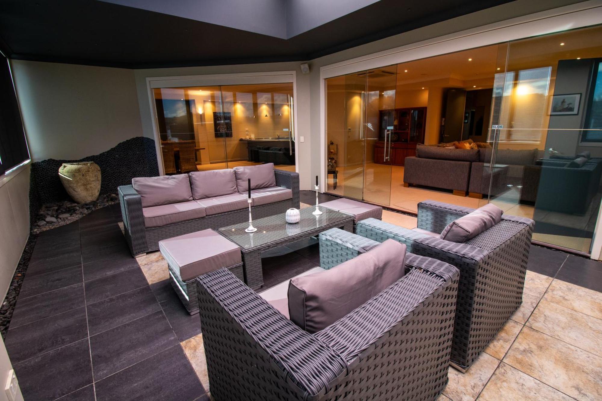 Large Luxury Apartment Located Right In Town タウポ エクステリア 写真