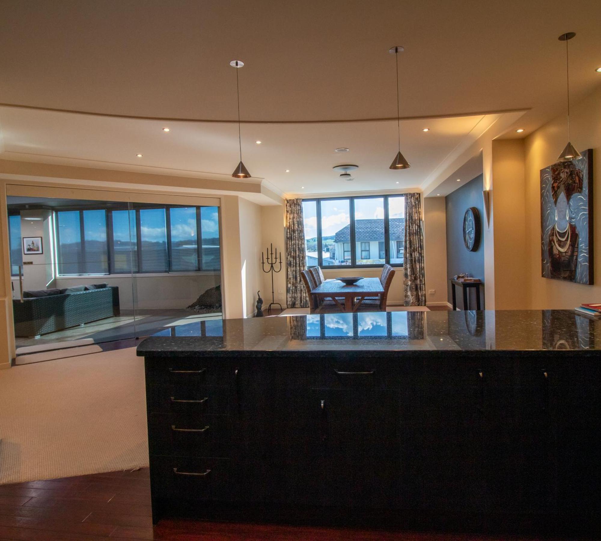 Large Luxury Apartment Located Right In Town タウポ エクステリア 写真